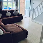 Cheerful Two Bed Home, Free Parking & Pool Table Μίντλεσμπρο