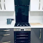 Cheerful Two Bed Home, Free Parking & Pool Table Σπίτι διακοπών *