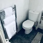Σπίτι διακοπών Cheerful Two Bed Home, Free Parking & Pool Table *