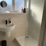 Σπίτι διακοπών Cheerful Two Bed Home, Free Parking & Pool Table *
