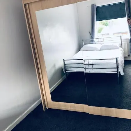 Cheerful Two Bed Home, Free Parking & Pool Table Nyaraló