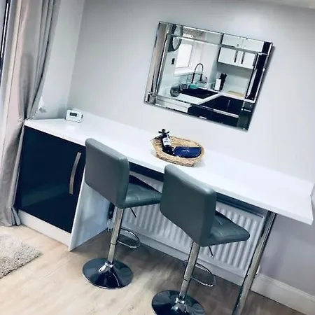 Cheerful Two Bed Home, Free Parking & Pool Table Nyaraló *