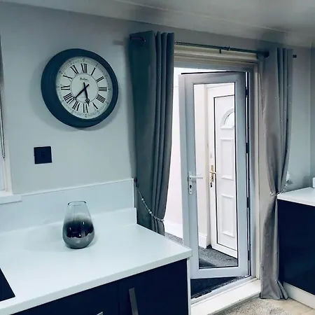 Nyaraló Cheerful Two Bed Home, Free Parking & Pool Table