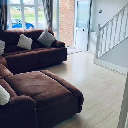 Cheerful Two Bed Home, Free Parking & Pool Table Middlesbrough