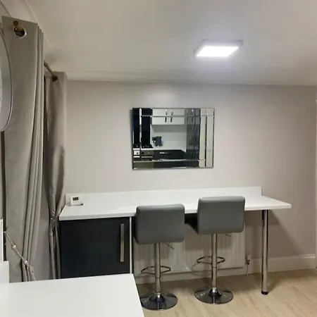 Cheerful Two Bed Home, Free Parking & Pool Table Nyaraló