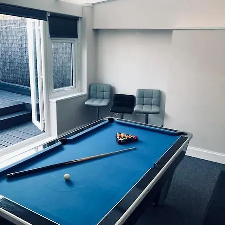Nyaraló Cheerful Two Bed Home, Free Parking & Pool Table *