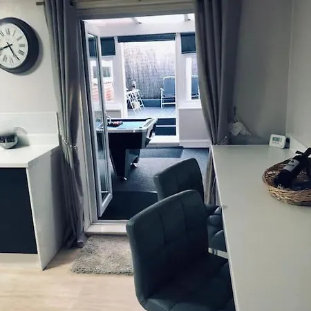 Cheerful Two Bed Home, Free Parking & Pool Table * Middlesbrough