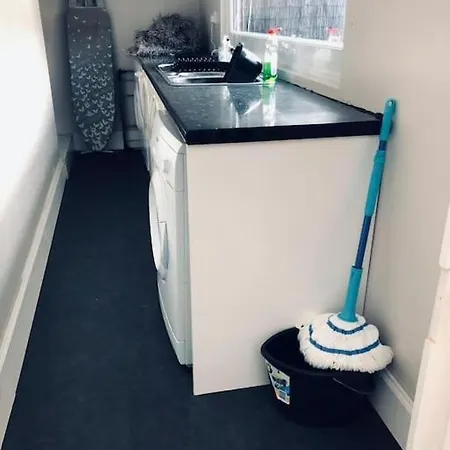 Holiday home Cheerful Two Bed Home, Free Parking & Pool Table