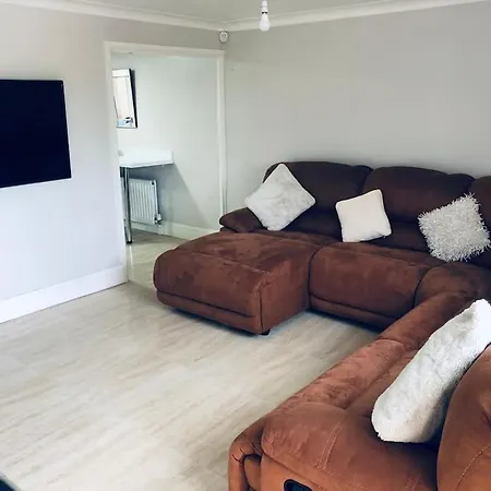 Cheerful Two Bed Home, Free Parking & Pool Table