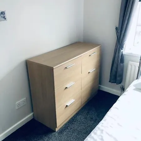 Cheerful Two Bed Home, Free Parking & Pool Table Nyaraló *
