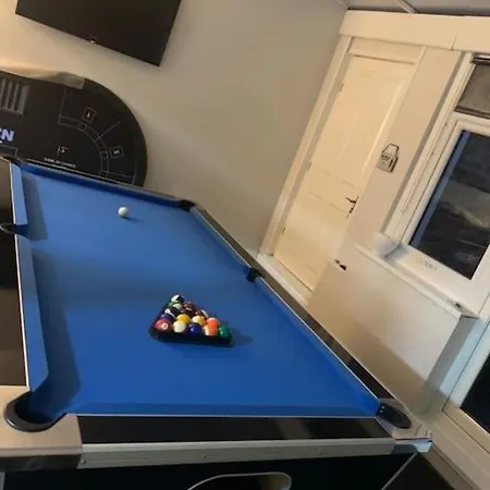 Cheerful Two Bed Home, Free Parking & Pool Table *