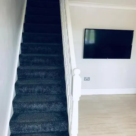 Cheerful Two Bed Home, Free Parking & Pool Table Holiday home