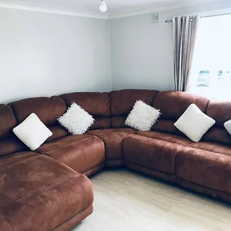 Holiday home Cheerful Two Bed Home, Free Parking & Pool Table *