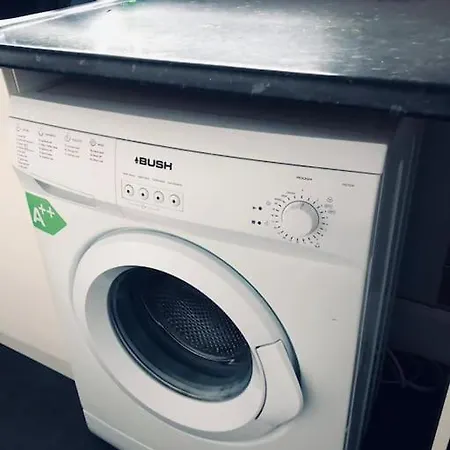 Cheerful Two Bed Home, Free Parking & Pool Table Holiday home Middlesbrough