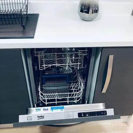 Cheerful Two Bed Home, Free Parking & Pool Table Holiday home Middlesbrough