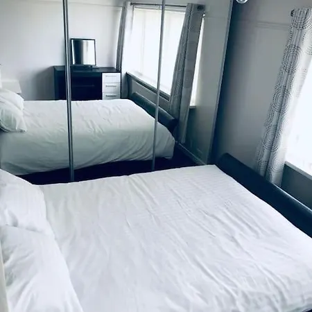 Cheerful Two Bed Home, Free Parking & Pool Table Middlesbrough