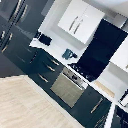Cheerful Two Bed Home, Free Parking & Pool Table Nyaraló