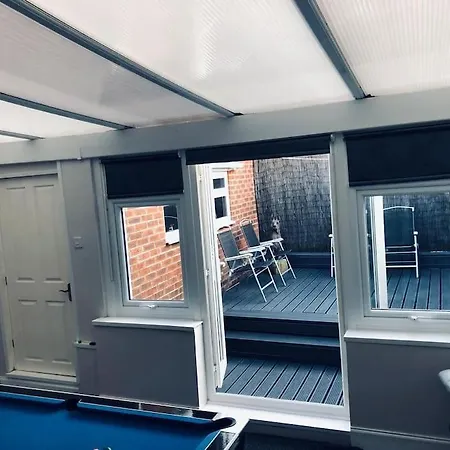 Nyaraló Cheerful Two Bed Home, Free Parking & Pool Table *