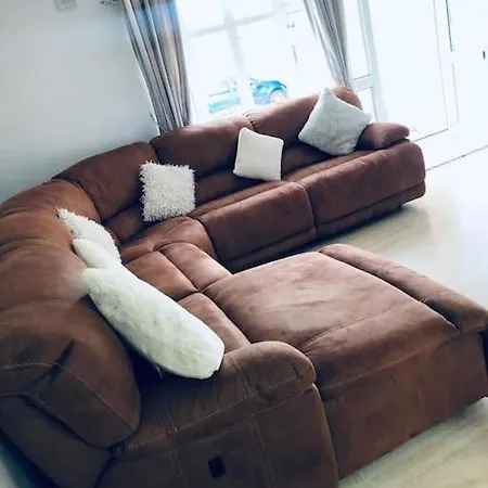 Cheerful Two Bed Home, Free Parking & Pool Table