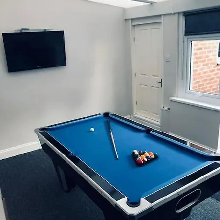 Cheerful Two Bed Home, Free Parking & Pool Table *