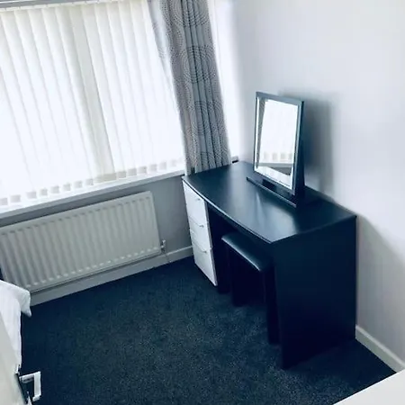 Holiday home Cheerful Two Bed Home, Free Parking & Pool Table