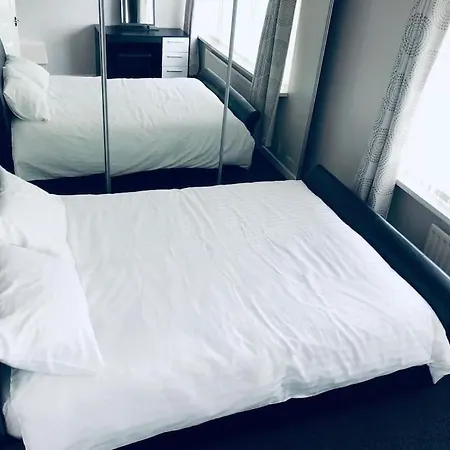 Cheerful Two Bed Home, Free Parking & Pool Table *