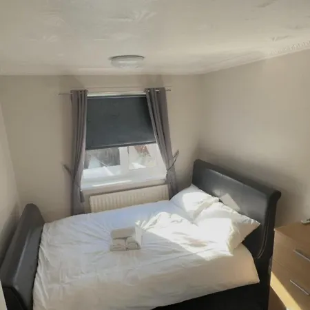 Cheerful Two Bed Home, Free Parking & Pool Table * Middlesbrough