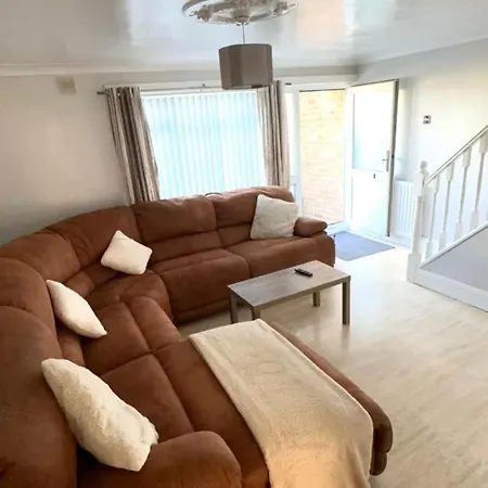 Nyaraló Cheerful Two Bed Home, Free Parking & Pool Table