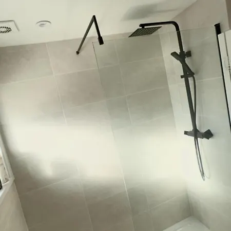 Cheerful Two Bed Home, Free Parking & Pool Table Holiday home