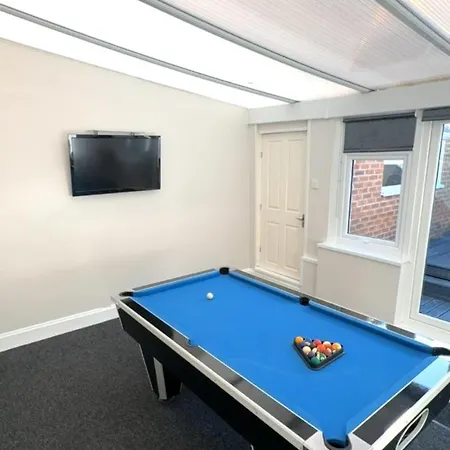 Holiday home Cheerful Two Bed Home, Free Parking & Pool Table *