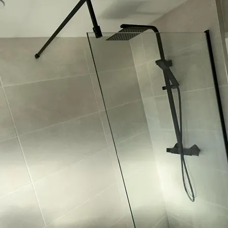 Cheerful Two Bed Home, Free Parking & Pool Table *