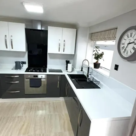 Cheerful Two Bed Home, Free Parking & Pool Table