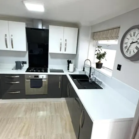 Cheerful Two Bed Home, Free Parking & Pool Table Holiday home *