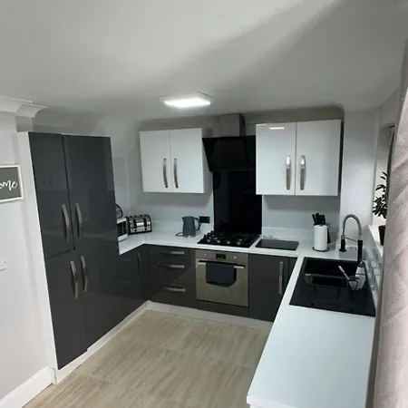 Nyaraló Cheerful Two Bed Home, Free Parking & Pool Table *