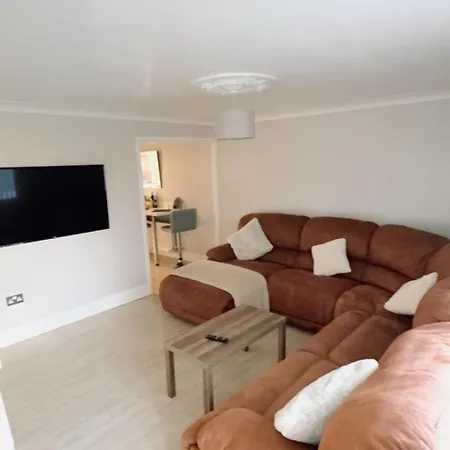 Cheerful Two Bed Home, Free Parking & Pool Table *