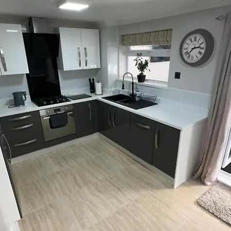 Cheerful Two Bed Home, Free Parking & Pool Table *