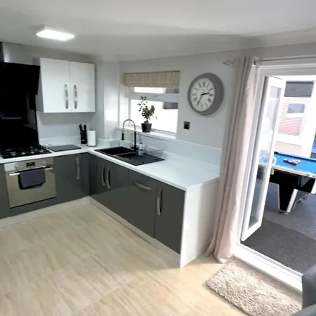 Cheerful Two Bed Home, Free Parking & Pool Table
