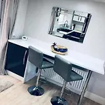 Cheerful Two Bed Home, Free Parking & Pool Table Casa vacanze *