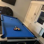 Cheerful Two Bed Home, Free Parking & Pool Table *