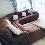 Cheerful Two Bed Home, Free Parking & Pool Table