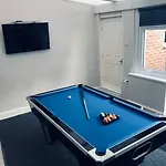 Cheerful Two Bed Home, Free Parking & Pool Table *