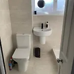 Cheerful Two Bed Home, Free Parking & Pool Table Casa vacanze