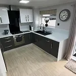 Cheerful Two Bed Home, Free Parking & Pool Table *