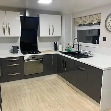 Casa vacanze Cheerful Two Bed Home, Free Parking & Pool Table