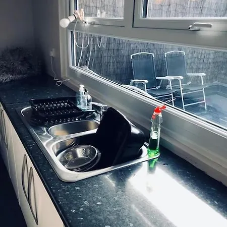 Cheerful Two Bed Home, Free Parking & Pool Table Casa de Férias