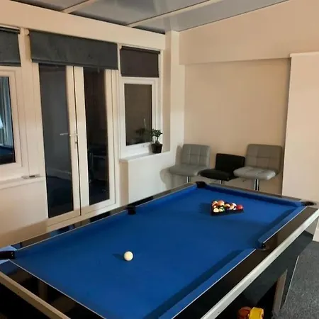 Casa de Férias Cheerful Two Bed Home, Free Parking & Pool Table *