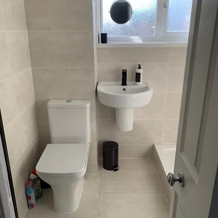 Cheerful Two Bed Home, Free Parking & Pool Table Casa de Férias