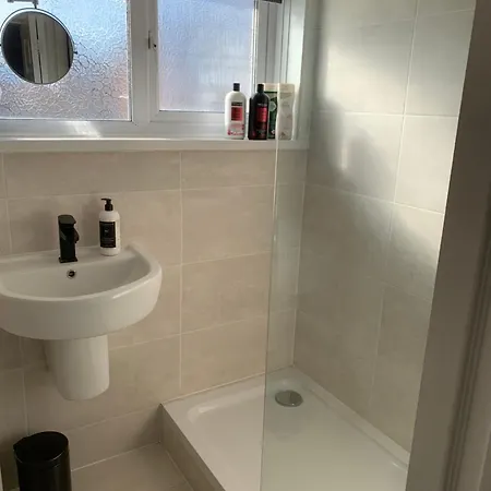 Casa de Férias Cheerful Two Bed Home, Free Parking & Pool Table *